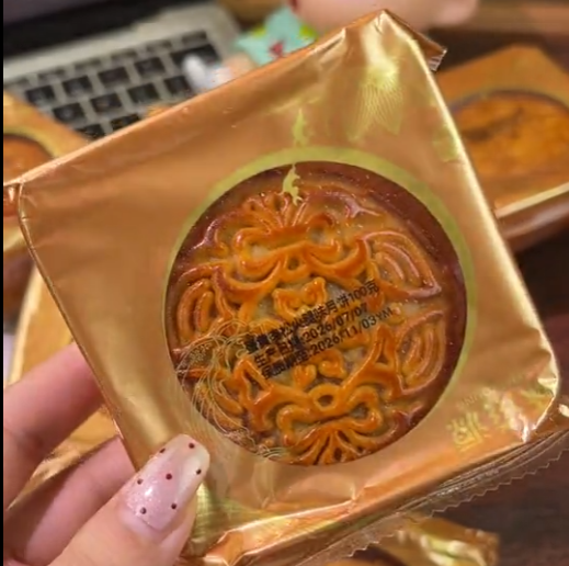 💛   蛋黄火腿月饼-来聚素材站