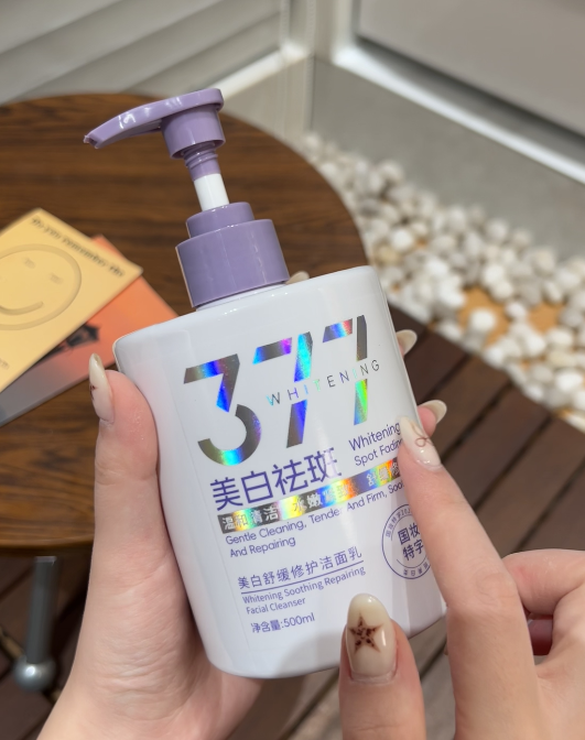 377美白烟酰胺洁面乳-来聚素材站