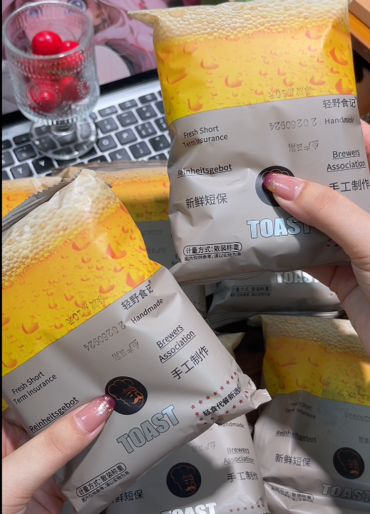 💛 五黑紫米味面包-来聚素材站